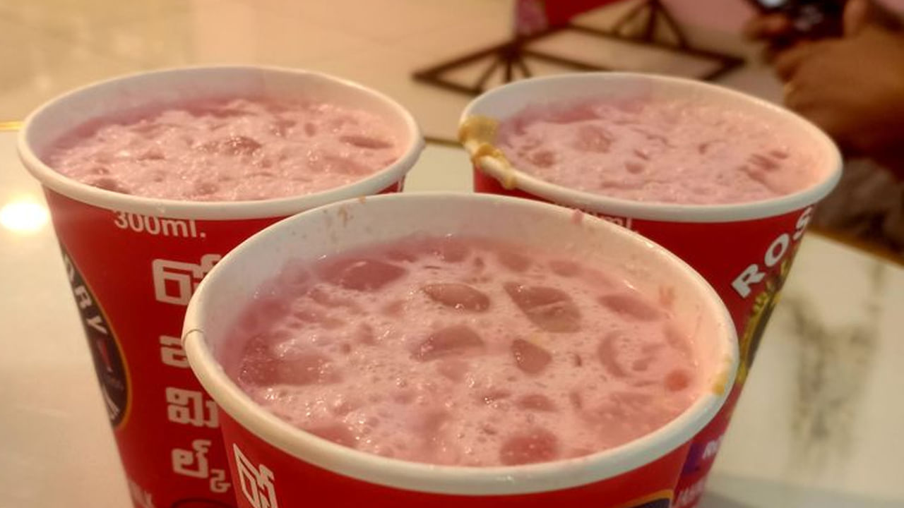 ఆంధ్రప్రదేశ్లోని రాజమండ్రిలో రోజ్ మిల్క్. చాలా ప్రసిద్ధమైన రోజ్ వాటర్ ఫ్లేవర్ పాల పానీయం. రాజమండ్రి వెళ్తే తప్పక ప్రయత్నించాలి. దీని రుచి చాల అద్భుతంగా ఉంటుంది. ఇది ప్రస్తుతం అన్ని ఏరియాల్లో దొరుకుతున్న ఈ టేస్ట్ వేరు. ఎందుకంటే ఇది వచ్చిందే ఇక్కడనుంచి.