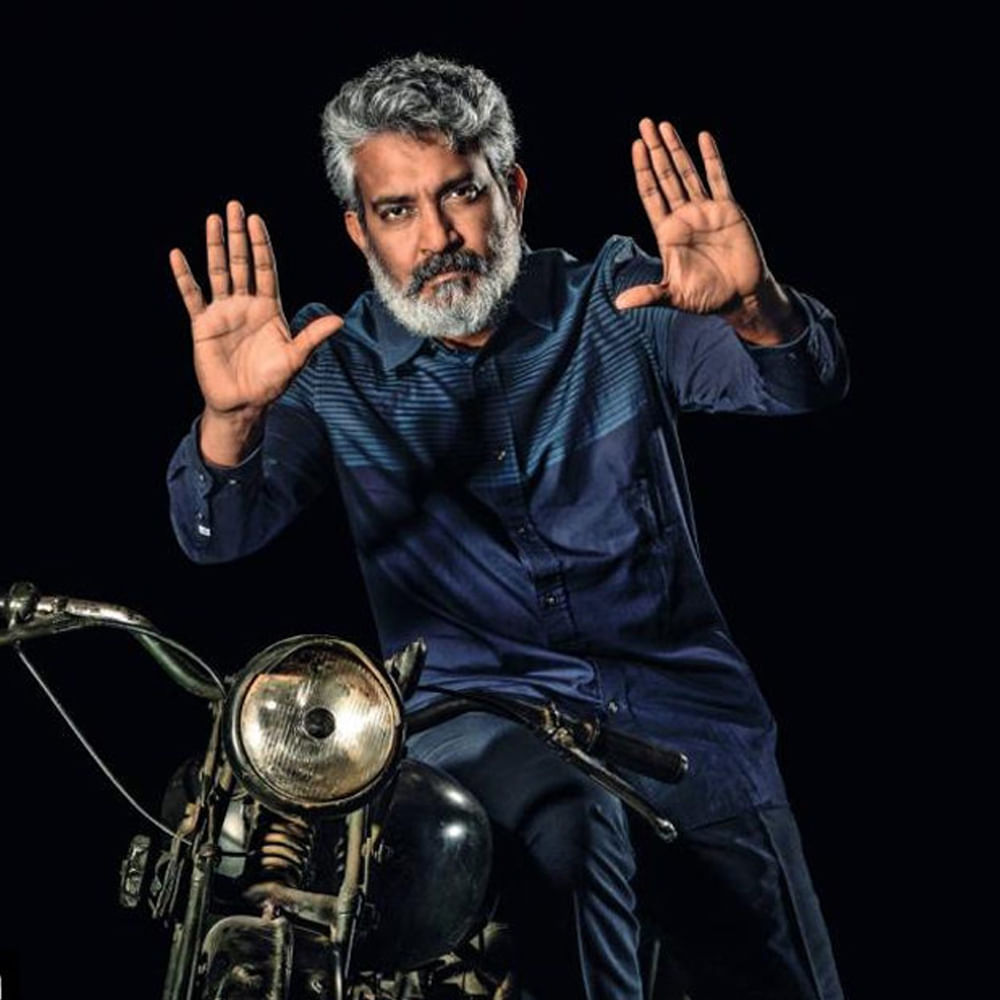 మహేష్‌ సినిమా కోసమే ఇదంతా అనే చర్చ జరిగింది. కానీ హిడియో లేటెస్ట్ గేమ్‌ షో డెత్‌ స్టాండింగ్‌2లో రాజమౌళి కనిపించారు. ఆయనతో పాటు కార్తికేయ కూడా కనువిందు చేశారు. వావ్‌.. జక్కన్న ప్లానింగ్‌ ఎవరి ఊహలకూ అందనంత ఎత్తులో ఉందని ఇన్‌స్పయిర్‌ అవుతున్నారు యంగ్‌స్టర్స్. 
