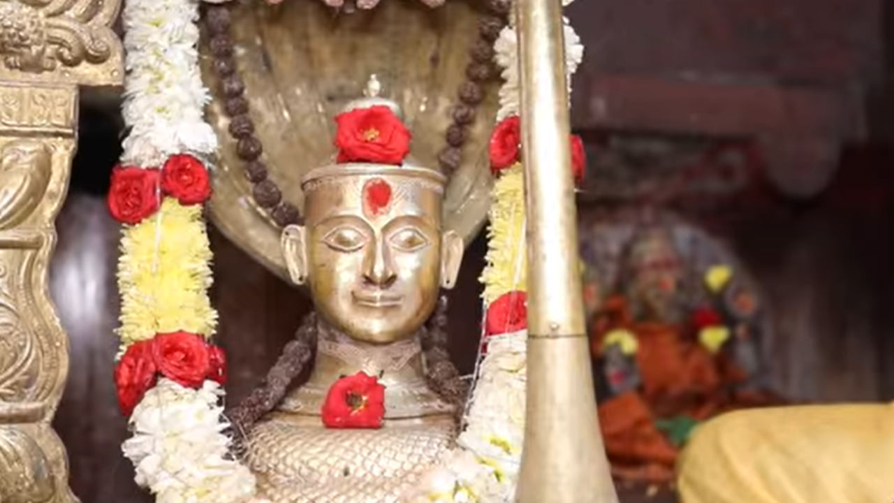 రెండు వాగులు కలిసే ప్రదేశంలో ఈ ఆలయ నిర్మణం జరిగింది. అన్ని వాగులు పడమర నుంచి తూర్పుకు ప్రవహిస్తుంటాయి. కూడవెళ్లి క్షేత్రంలో వ్యతిరేక దశలో ప్రవహిస్తుంది. ఇది ఇక్కడ మరో ప్రత్యేకత. కూడవెళ్లి పార్వతి సంగమేశ్వర ఆలయం, శ్రీ వేణుగోపాలస్వామి ఆలయం, ఆంజనేయస్వామి ఆలయం, వీరభద్ర స్వామి ఆలయం, వినాయకుని ఆలయాలను దర్శించుకోవచ్చు.