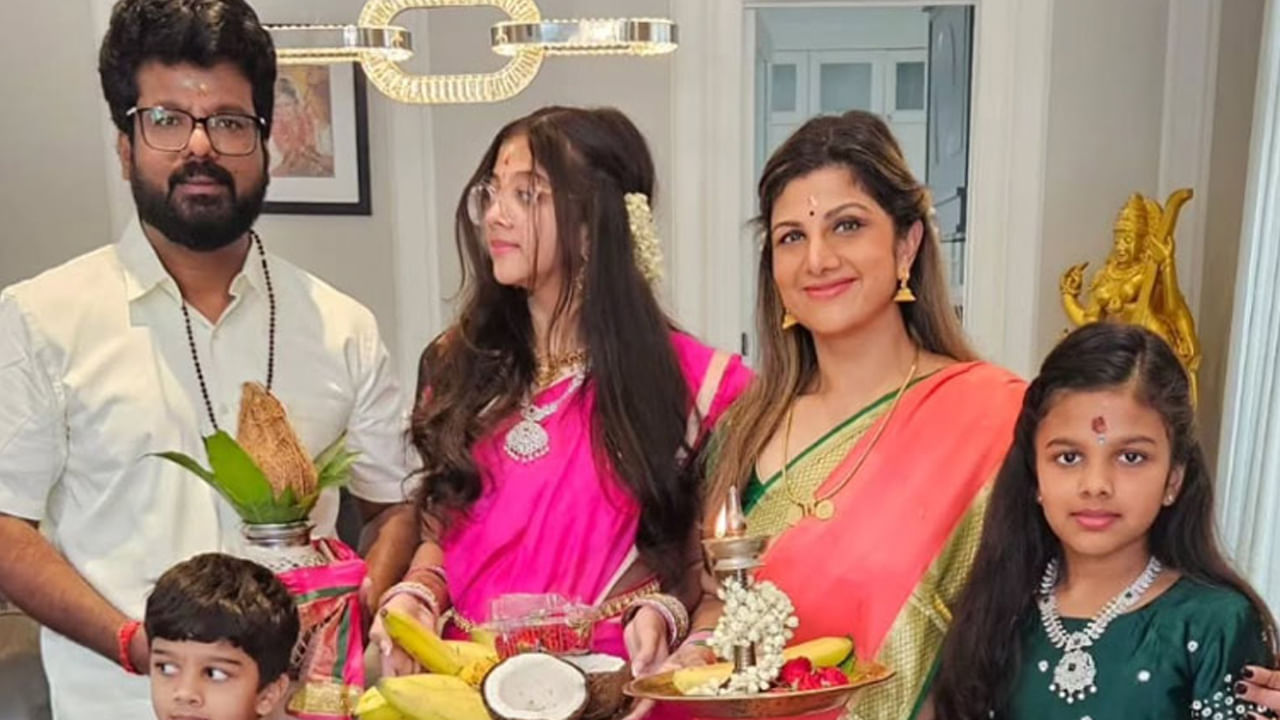  కాగా చాలా మంది హీరోయిన్ల లాగే రంభ కూడా రీ ఎంట్రీ ఇస్తుందేమోనని ప్రచారం జరుగుతోంది. దీనిపై త్వరలోనే ఓ క్లారిటీ రానుంది.  ప్రస్తుతం ఆమె తన ఫ్యామిలీతో కలిసి విదేశాల్లో సెటిల్ అయ్యింది. 
