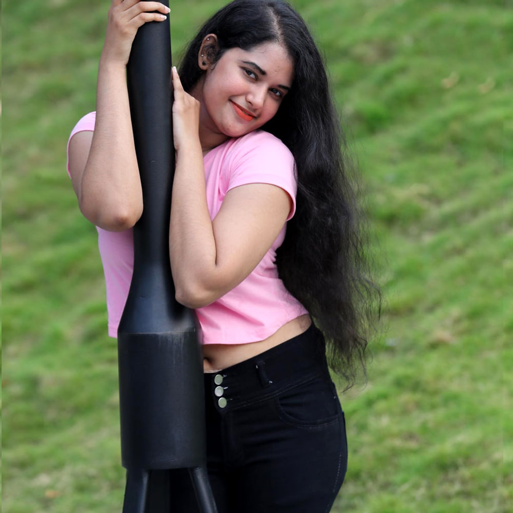 ఈ మధ్యకాలంలో అలేఖ్య చిట్టిపికిల్స్ ట్రెండ్ అయ్యింది. సోషల్ మీడియాలో రీల్స్ చేసి పాపులర్ అయ్యింది ఈ అమ్మడు. నెట్టింట అలేఖ్య చిట్టి పికిల్స్ చేసిన సందడి అంతా ఇంతా కాదు. ఇన్ స్టా గ్రామ్ ఓపెన్ చేస్తే చాలు ఒకటే ఆడియో, ఒకటే ట్రోల్స్.. ఎవరు చూసిన అలేఖ్య చిట్టిపికిల్స్ గురించే మాట్లాడుకుంటున్నారు.