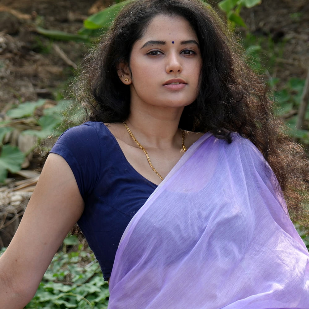 అయితే వీరిలో రమ్య మోక్ష అనే అమ్మడు మాత్రం తెగ పాపులర్ అయ్యింది. ఈ చిన్నది తన గ్లామర్ తో పాపులర్ అయ్యింది. హాట్ హాట్ రీల్స్ తో పాపులర్ అయ్యింది ఈ చిన్నది. ఇక ఇటీవలే ఈ చిన్నది ఓ సినిమా ఈవెంట్ లో కనిపించి అందరికి షాక్ ఇచ్చింది. ఇప్పుడు ఈ అమ్మడు బిగ్ బాస్ హౌస్ లోకి ఎంట్రీ ఇస్తుందని అంటున్నారు నెటిజన్స్. మరి ఈ అమ్మడు బిగ్ బాస్ లో అడుగుపెడుతుందేమో చూడాలి. 