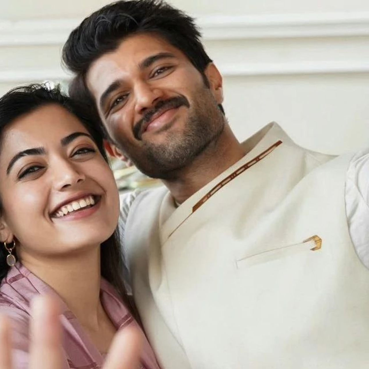 విజయ్ దేవరకొండ, రష్మిక మందన్న.. ఈ రెండు పేర్లు పక్కపక్కన బెడితే చాలు ఏదో తెలియని వైబ్రేషన్ అయితే వస్తుంది. వీళ్లు కలిసి నటించింది రెండు సినిమాలే గానీ.. వాళ్ళ కెమిస్ట్రీ మాత్రం నెక్ట్స్ లెవల్. ఇద్దరి మధ్య కచ్చితంగా సమ్‌థింగ్ సమ్‌థింగ్ అంటూ చాలా రోజులుగా వార్తలొస్తూనే ఉన్నాయి.. కానీ వాళ్ళు మాత్రం నవ్వుతూనే సమాధానం దాటవేస్తారు.