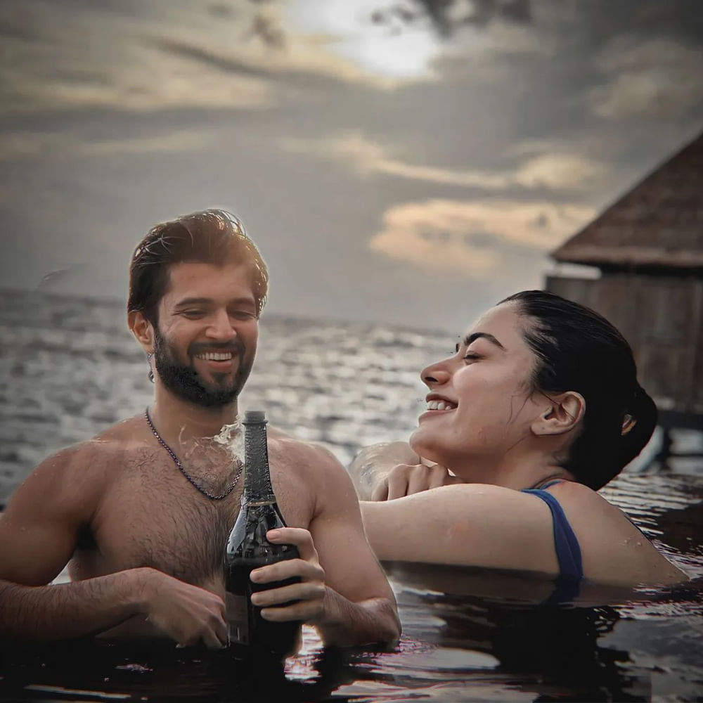 స్పెషల్ డేస్ ఏవి వచ్చినా కూడా మరిచిపోకుండా చాలా ప్రేమతో విష్ చేసుకుంటారు ఈ ఇద్దరూ.తాజాగా విజయ్ దేవరకొండ, రష్మిక మరోసారి ట్రెండ్ అవుతున్నారు. దానికి కారణం రష్మిక కొత్త సినిమా మైసా. ఈ చిత్ర ఫస్ట్ లుక్‌ను తన సోషల్ మీడియాలో పోస్ట్ చేసారు విజయ్. 