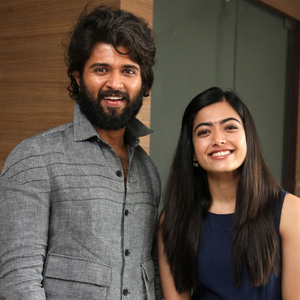 అంతేకాదు.. రష్మిక నటిస్తున్న గాళ్ ఫ్రెండ్ సినిమాకు వాయిస్ కూడా ఇచ్చారు విజయ్. మొత్తానికి తమ మధ్య ఏం లేదని చెప్పట్లేదు కానీ ఏదో ఉందని కూడా ఒప్పుకోవట్లేదు వీళ్లు. చిన్నసైజ్ దాగుడుమూతలు ఆడుతున్నారు. 