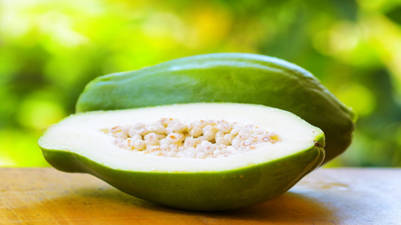 పచ్చి బొప్పాయిలో పొటాషియం, ఫైబర్ , ఫోలేట్ ఉంటాయి. ఇవి రక్తపోటును తగ్గించడంలో, గుండె జబ్బుల ప్రమాదాన్ని తగ్గిస్తాయి. పచ్చి బొప్పాయి కాలేయ ప్రమాదాన్ని తగ్గించడంలో సహాయపడతుంది.కొన్ని క్యాన్సర్ల ప్రమాదాన్ని తగ్గించడంలో సహాయపడుతుంది.