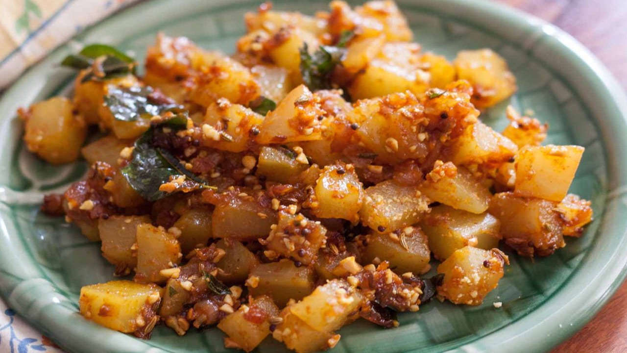 కామెర్ల నివారణకు పచ్చి బొప్పాయి ఎంతో మేలు చేస్తుందని నిపుణులు చెబుతున్నారు. బొప్పాయిలో పాపైన్ అనే ప్రొటీయోలైటిక్ ఎంజైమ్ ఉంటుంది. దీని నుంచి మందులు కూడా తయారని చెబుతున్నారు. వీటిని కామెర్లు చికిత్సలో ఉపయోగిస్తారని అంటున్నారు. ఇందులో ఉండే విటమిన్ ఎ, సి మలేరియా రోగులలో రోగనిరోధక శక్తిని పెంచడంలో సహాయపడుతుంది. 