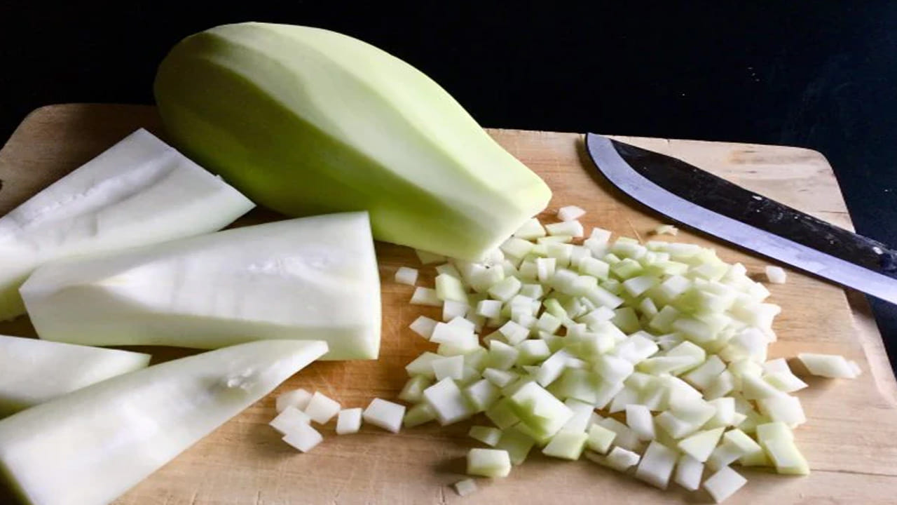 పచ్చి బొప్పాయిలో ఫైబర్ అధికంగా ఉంటుంది. కేలరీలు కూడా తక్కువగా ఉంటాయి. ఊబకాయం ఉన్నవారికి ప్రయోజనకరంగా ఉంటుంది. బొప్పాయి కాయ తినడం వలన మలబద్ధకంను నివారించవచ్చు. బొప్పాయి ప్రేగు కదలికలను నియంత్రిస్తుంది. పచ్చి బొప్పాయి శరీరంలో మంటను తగ్గిస్తుంది. గొంతు ఇన్ఫెక్షన్, శ్వాసకోశ ఇన్ఫెక్షన్, ఋతు తిమ్మిరితో సహా శరీరంలో కలిగే అనేక రకాల నొప్పులు, మంట, వాపులను నివారిస్తుంది. 