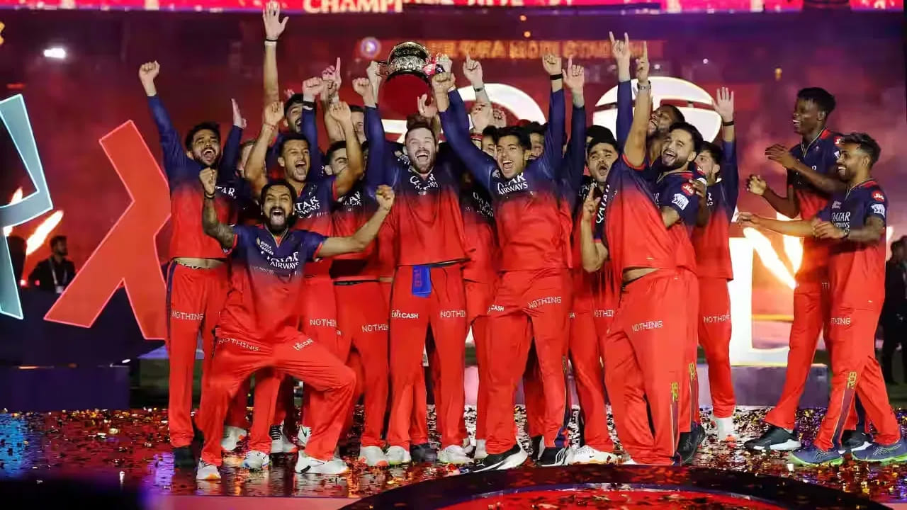 దీనితో, రాయల్ ఛాలెంజర్స్ బెంగళూరు ఐపీఎల్ చరిత్రలో ప్లే-ఆఫ్స్‌లో 7 స్వదేశీ మ్యాచ్‌లు, 1 అవే మ్యాచ్‌ను గెలుచుకోవడం ద్వారా ఐపీఎల్ ట్రోఫీని గెలుచుకున్న ఏకైక జట్టుగా నిలిచింది. అది కూడా 17 సంవత్సరాల నిరీక్షణ తర్వాత.