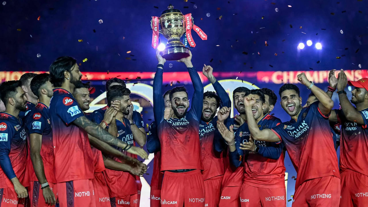 Rcbఐపీఎల్‌ 2025 ఛాంపియన్‌గా ఆర్సీబీ నిలిచిన విషయం తెలిసిందే. దాదాపు 17 ఏళ్లుగా తీరని కలను ఆర్సీబీ 18వ ఐపీఎల్‌ ఎడిషన్‌లో తీరింది. టీమ్‌ మొత్తం అద్భుత ప్రదర్శన కనబర్చి.. ఆర్సీబీ విజేతగా అవతరించింది. అయితే.. ఆర్సీబీ కప్పు అయితే కొట్టింది కానీ.. వాళ్ల టీమ్‌ నుంచి ఏ ఒక్క ప్లేయర్‌ కూడా ఒక్కటంటే ఒక్క వ్యక్తిగత అవార్డు అందుకోలేదు. మరి ఐపీఎల్‌లో ఉండే ఆరెంజ్‌ క్యాప్‌, పర్పల్‌ క్యాప్‌, అత్యధిక ఫోర్లు, సిక్సులు కొట్టిన ప్లేయర్లు, అత్యధిక డాట్‌ బాల్స్‌ వేసిన బౌలర్‌, క్యాప్‌ ఆఫ్‌ ది సీజన్‌ అవార్డు ఎవరికి వచ్చిందో తెలుసుకుందాం.. 
