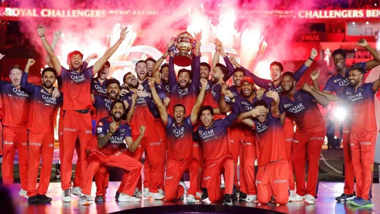 ఐపీఎల్ 2025 (IPL 2025) ఫైనల్లో పంజాబ్ కింగ్స్‌ను ఓడించి రాయల్ ఛాలెంజర్స్ బెంగళూరు టైటిల్ గెలుచుకుంది. ఇది ఆర్‌సిబికి తొలి ఐపీఎల్ టైటిల్. ప్రస్తుత ఛాంపియన్‌గా నిలిచిన తర్వాత, తదుపరి సీజన్‌లో ఈ ట్రోఫీని ఎలా నిలబెట్టుకోవాలో ఆర్‌సిబికి పెద్ద సవాలు. ఐపీఎల్ 2025లో ఆర్‌సిబి బలమైన జట్టుతో రంగంలోకి దిగింది. అయితే, ఇలా ఉన్నప్పటికీ, ఈసారి జట్టులో ఉన్న కొంతమంది ఆటగాళ్లను వచ్చే సీజన్‌లో ఆర్‌సీబీ విడుదల చేయడం ఖాయం. అలాంటి ఆటగాళ్లు ఎవరో చూద్దాం..