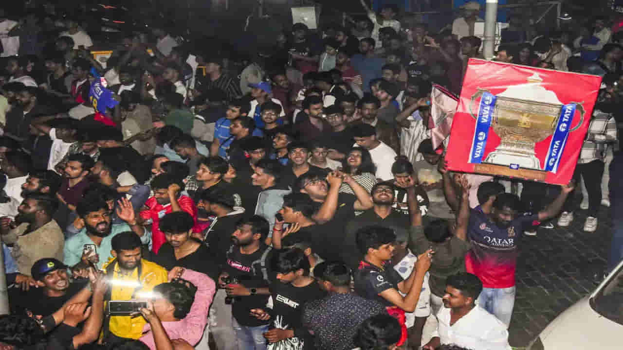 RCB Parade: పోలీసులు వద్దని మొత్తుకున్నా వినని RCB యాజమాన్యం! అసలు జరిగింది ఇదే