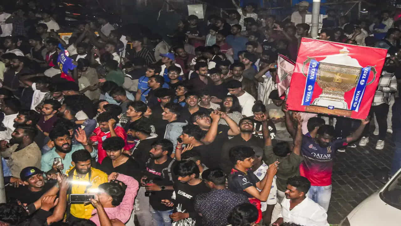 ఐపీఎల్‌ను ప్రారంభించిన ఎనిమిది జట్లలో ఆర్‌సీబీ ఒకటి. మొదట్లో యునైటెడ్ స్పిరిట్స్‌ను విజయ్ మాల్యా సొంతం చేసుకున్నారు. యునైటెడ్ స్పిరిట్స్‌ను బ్రిటిష్‌కు చెందిన డియాజియో కొనుగోలు చేసింది. ఆ తర్వాత ఆర్‌సీబీ యాజమాన్యం డియాజియోకు వెళ్లింది. 2008 నుంచి ఐపీఎల్ ఆడుతున్న రాయల్ ఛాలెంజర్స్ ఈ ఏడాది తొలిసారి టైటిల్‌ను గెలుచుకుంది.