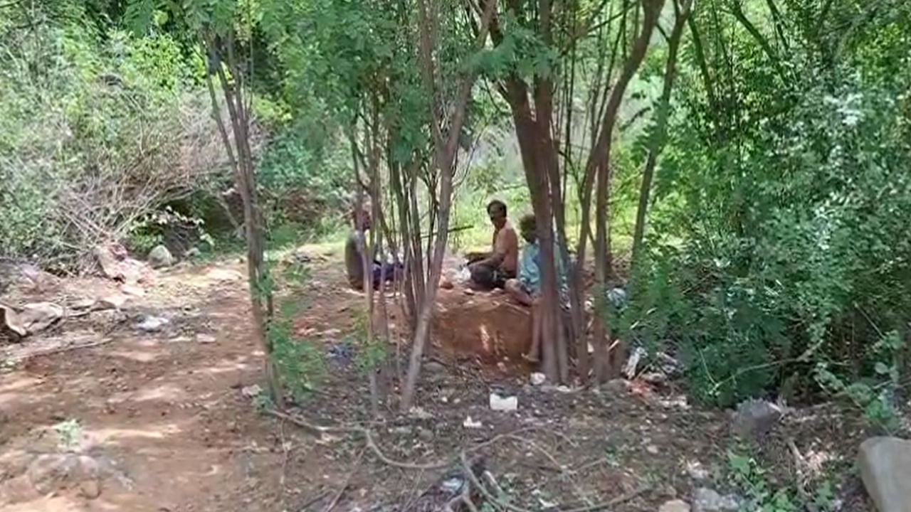 Telangana: పైకి చూసి మందు సిట్టింగ్ అనుకునేరు.. అసలు విషయం తెలిస్తే కళ్లు తేలేస్తారు