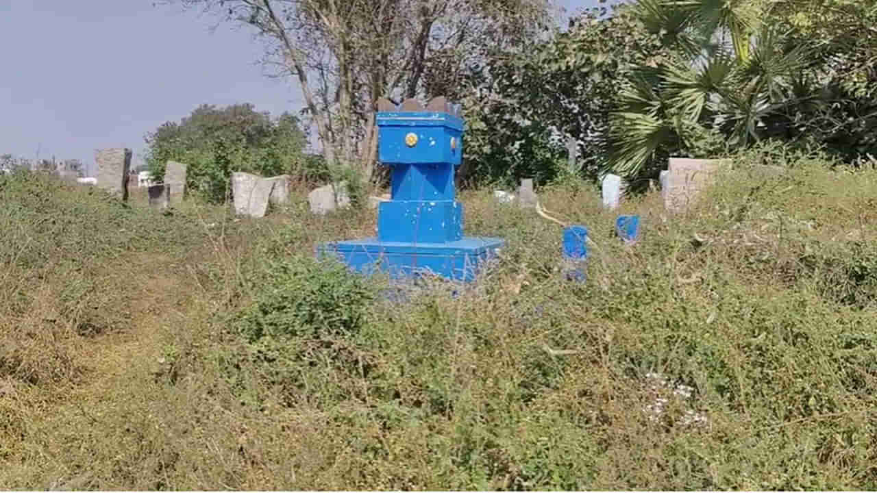 Telangana: రోజూ సమాధి దగ్గర నిద్రపోతున్న శునకం.. అనుమానమొచ్చి ఆరా తీయగా..