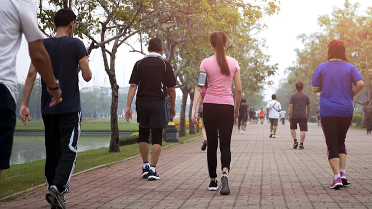 వెనక్కి నడవడం వల్ల జాయింట్ పెయిన్స్ తగ్గుతాయి. మోకాళ్ల నొప్పులు, కీళ్ల నొప్పుల నుంచి త్వరగా ఉపశమనం లభిస్తుంది. వెనక్కి నడవడం వల్ల బాడీ బ్యాలెన్స్‌గా ఉంటుంది. పెద్ద వాళ్లు వెనక్కి నడవటం అలవాటు చేసుకుంటే చాలా మంచిది. వెనక్కి నడవడం వలన జీవక్రియలు కూడా మెరుగుపడతాయి.