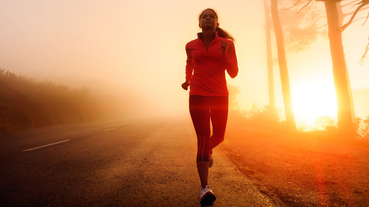 వెనక్కి నడవడం వల్ల ఆరోగ్య ప్రయోజనాలు పొందడంతో ఆనందం కూడా లభిస్తుంది. వెనక్కి నడవటం అనేది చాలా ఫన్నీగా ఉంటుంది. నడవాలన్న కోరికను పెంచుతుంది. వెనక్కి నడవడం వల్ల స్ట్రెంత్‌ను పెంచుకోవచ్చు. అలాగే నెమ్మదిగా నడవటం వల్ల గాయపడే అవకాశం ఉండదు. 