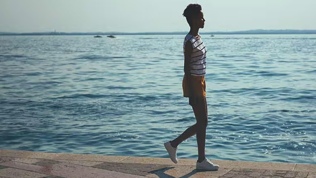 వెనక్కి నడవడం వల్ల క్యాలరీలు కూడా ఎక్కువగా ఖర్చు అవుతాయి. ఎక్కువ దూరం వాకింగ్ చేయకుండానే తక్కువ దూరంతోనే ఎక్కువ కేలరీలను కరిగించుకోవచ్చు. ఇది మీ గుండెకు ఎంతో మేలు చేస్తుంది. దీని రెగ్యులర్‌గా ప్రాక్టీస్ చేస్తే అన్ని రకాలుగా ఆరోగ్యం సిద్ధిస్తుంది. వెనక్కి నడవడం వల్ల భంగిమ ఇంప్రూవ్ అవుతుంది. కండరాలు కూడా యాక్టివేట్ అవుతాయి.