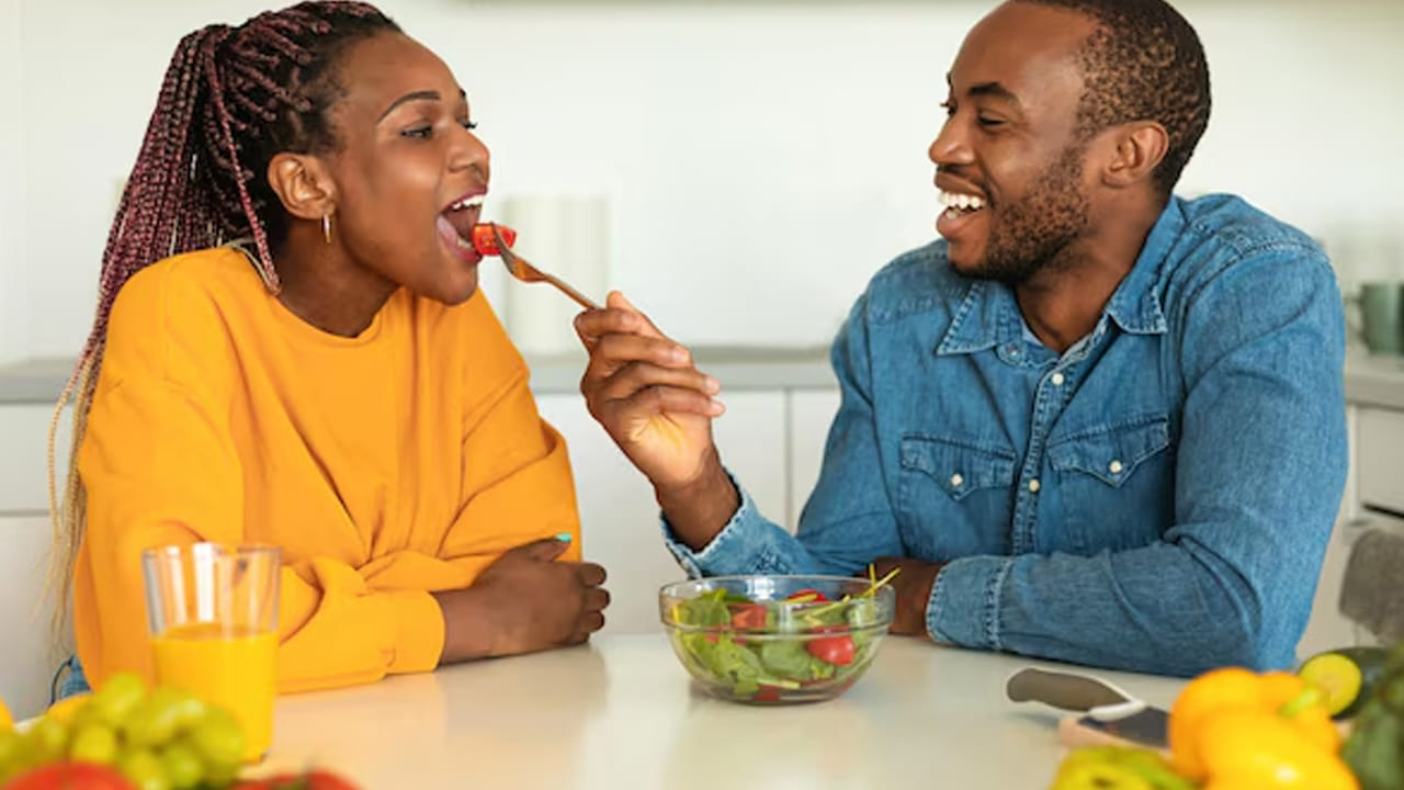 అయితే కొన్ని సార్లు భార్య భర్తలిద్దరూ ఒకే ప్లేట్ లో భోజనం చేస్తుంటారు. అయితే మన పెద్ద వారు చూసినట్లు అయితే ఇలా భార్య భర్త ఒకే ప్లేట్ లో తినకూడదు. ఇలా తినడం మంచికాదు అని చెబుతారు. కాగా, దీని గురించి పండితులు ఏం చెబుతున్నారో ఇప్పుడు మనం వివరంగా తెలుసుకుందాం.