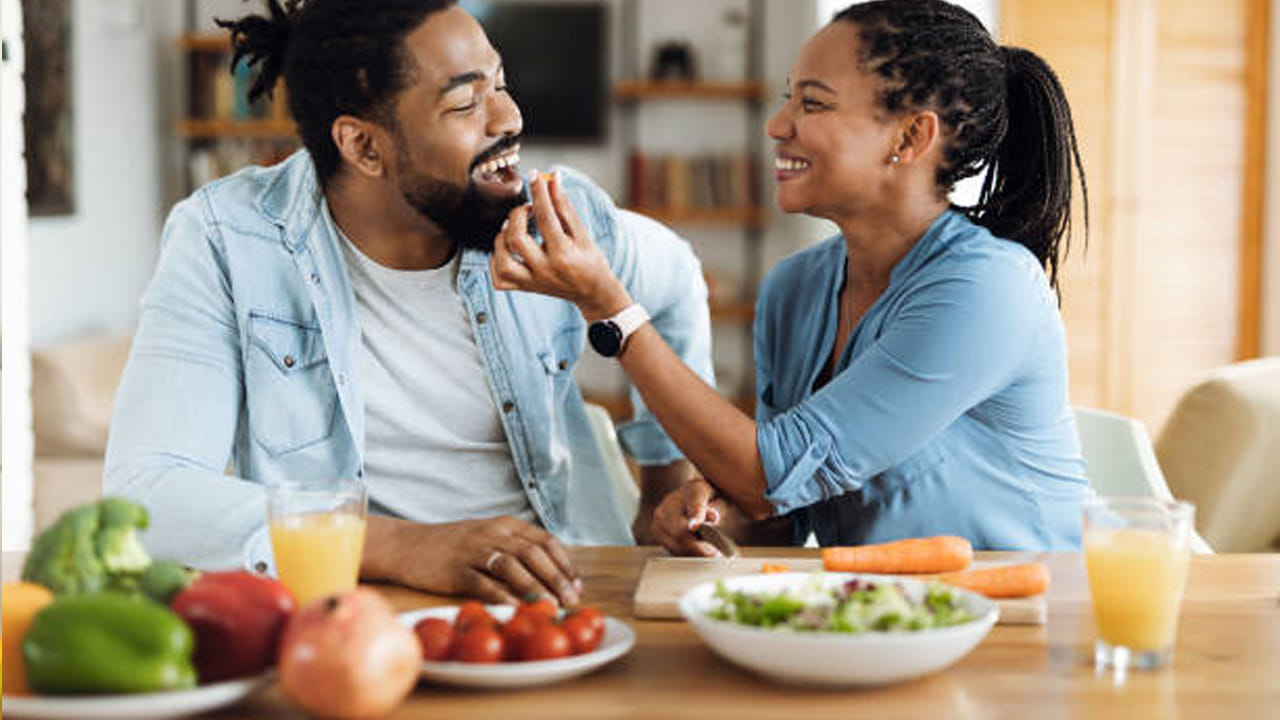 భార్య భర్తలు కలిసి ఒకే ప్లేట్ లో భోజనం చేయడం పై మహాభారతంలో భీష్ముడు కొన్ని ఆసక్తికరమైన విషయాలను తెలియజేశాడంట. కాగా, అవి ఏవి అంటే. మహాభారతంలో భీష్ముడు ఈ విషయం గురించి యధిష్ఠిరుడికి భార్య భర్తలు కలిసి ఒకే ప్లేట్ లో భోజనం చేయకూడదు అది విషం లాంటిదని చెబుతాడు.