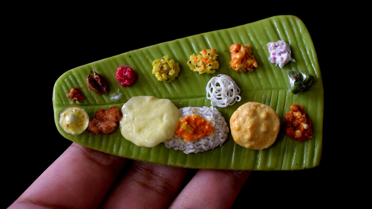 అంతే కాకుండా ఇలా చేయడం వలన తర్వాత అనేక సమస్యలు ఎదుర్కోవడమే కాకుండా తర్వాత తర్వాత చాలా చెడు పరిణామాలు అనుభవిచాల్సి వస్తుందని చెప్తాడు. అయితే భీష్ముడు ఇలా చెప్పడంపై పండితులు ఏం చెబుతున్నారంటే.భార్య భర్తలు కలిసి భోజనం చేయడం వలన వారి మధ్య ప్రేమ అనేది ఎక్కువ గా పెరుగుతుంది. దీంతో భర్త ఇతర పనులపై శ్రద్ధ పెట్టలేడు. ఇది కుటుంబ నిర్వాహణకు అస్సలే మంచిది కాదు అనే ఉద్దేశ్యంతో భీష్ముడు ఇలా చెప్పారంటున్నారు కొందరు.