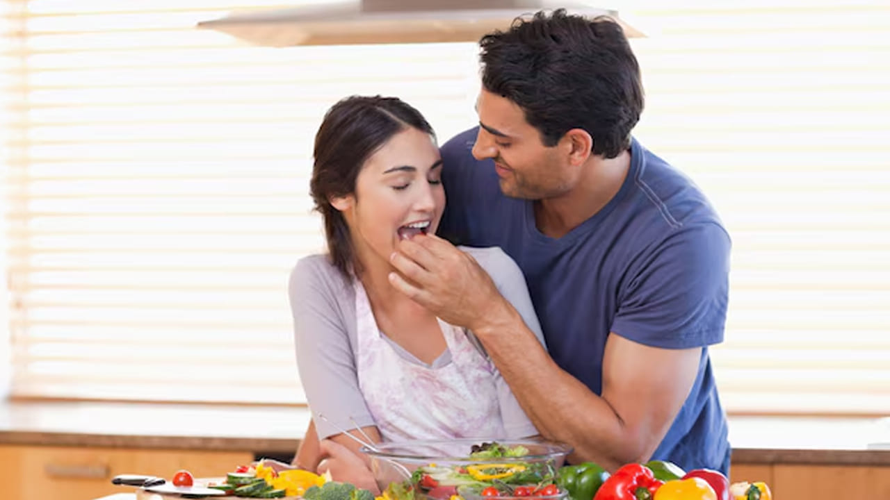 అంతే కాకుండా భార్య కూడా భర్తపై ఎక్కువ ప్రేమను చూపిస్తూ ఇతర కుటుంబ సభ్యుల బాధ్యతలు నిర్వహించలేదు. అంతే కాకుండా, ఇది వారి కుటుంబ ఆనందానికి ఆటంకం కావచ్చు. ఈ కారణాల వల్లనే భీష్ముడు మహాభారతంలో అలా చెప్పాడు అని చెప్తుంటారు. ఇక ఈ విషయంపై నిపుణులు మాత్రం ఇద్దరు ఒకే ప్లేట్ లో భోజనం చేయడం వలన ఒకరి వ్యాధి ఒకరికి రావచ్చు అందుకే అలా తినకూడదు అని చెప్తుంటారు.