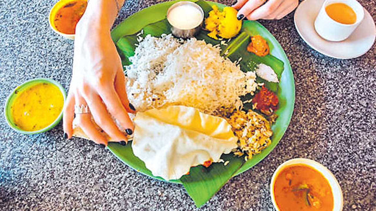 భార్య భర్తల బంధం గురించి ప్రత్యేకంగా చెప్పాల్సిన పని లేదు. మూడు ముళ్లతో ఒకటైన వీరు నిండు నూరేళ్లు ఒకరిగా జీవిస్తూ కష్టాల్లో సుఖాల్లో పాలుపంచుకుంటూ జీవనం సాగిస్తారు. ఇక భార్య భర్తలు అన్నప్పుడు చాలా క్లోజ్ గా ఉండటం అనేది కామన్.