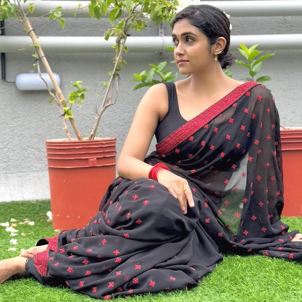 రింకు రాజ్ గురు తండ్రి ప్రభుత్వ ఉపాధ్యాయుడు. అందుకే నటనపై ఆసక్తి ఉన్న రింకుకు చిన్నప్పటి నుంచి చదువుపై ఫోకస్ పెట్టాలని తెలిపారు.. ఆమె 2016లో 'సైరత్' చిత్రంలో అరంగేట్రం చేసింది. జూన్ 3, 2001న షోలాపూర్ సమీపంలోని అక్లుజ్ గ్రామంలో జన్మించిన రింకు ఇప్పుడు మరాఠీతో పాటు హిందీలోనూ నటనలో తనదైన ముద్ర వేస్తోంది. 