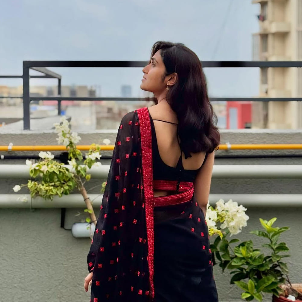 తొలి చిత్రంతోనే కోట్లాది మంది అభిమాను హృదయాలను గెలుచుకుంది హీరోయిన్ రింకు రాజ్ గురు. ఈ పేరు చెబితే మీకు అంతగా గుర్తుపట్టలేరు కావచ్చు. కానీ.. సైరత్ మూవీ హీరోయిన్ అంటే మాత్రం ఠక్కున గుర్తుపట్టేస్తారు. ఫస్ట్ మూవీతోనే బ్లాక్ బస్టర్ హిట్ అందుకుని ఇండస్ట్రీలోనే ఫేమస్ అయ్యింది రింకు.