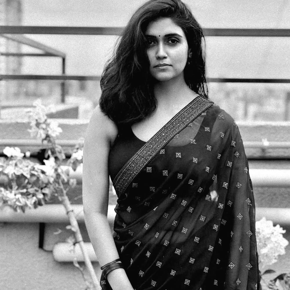 ఈరోజు రింకు రాజ్ గురు పుట్టినరోజు. ఈ సందర్భంగా ఆమెకు సోషల్ మీడియా వేదికగా బర్త్ డే విషెస్ తెలుపుతున్నారు ఫ్యాన్స్. రింకు రాజ్ గురు వయసు 24 సంవత్సరాలు. ప్రస్తుతం గ్రాడ్యుయేషన్ చదువుతోంది. నెట్టింట చాలా యాక్టివ్ గా ఉండే రింకు నిత్యం తన క్రేజీ ఫోటోస్ షేర్ చేస్తూ అభిమానులను ఆకట్టుకుంటుంది. 