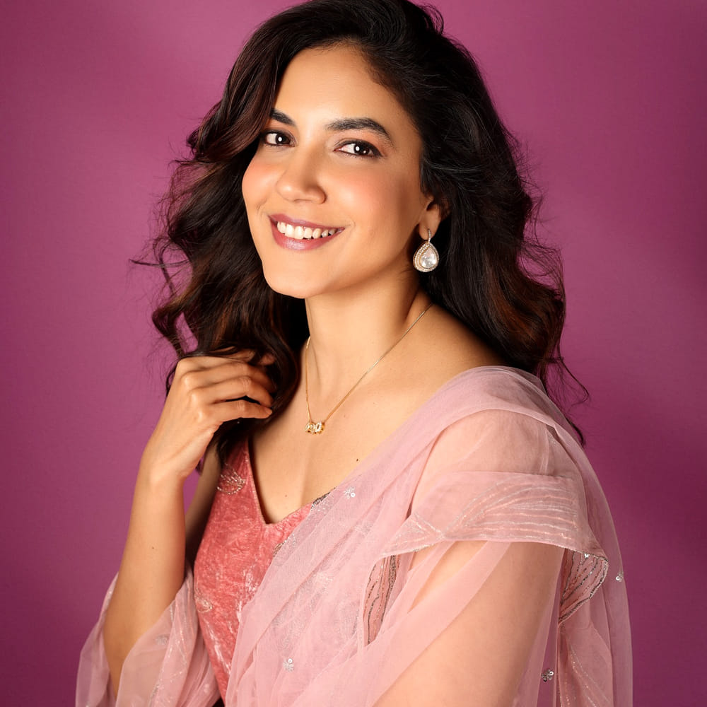 తెలుగమ్మాయి రీతూ వర్మ గురించి ప్రత్యేకంగా పరిచయం చేయాల్సిన అవసరం లేదు. చైల్డ్ ఆర్టిస్ట్ గా కెరీర్ ప్రారంభించిన ఈ భామ ఇప్పుడు హీరోయిన్గా మారిన సినిమాలు చేస్తోంది. తెలుగుతో పాటు తమిళ్ లోనూ వరుసగా సినిమాలు చేస్తూ ఆకట్టుకుంటుంది ఈ అమ్మడు.