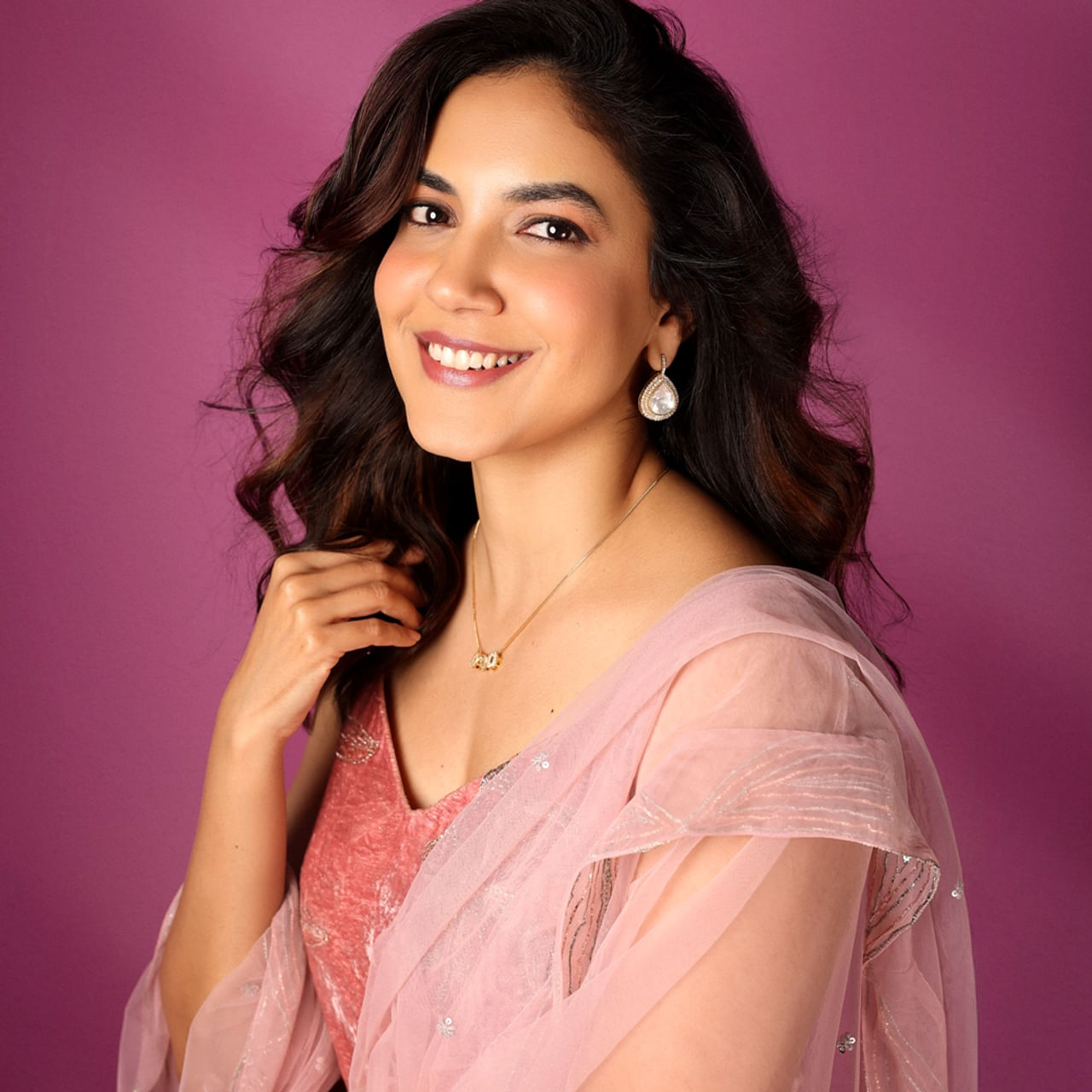 తెలుగమ్మాయి రీతూ వర్మ గురించి ప్రత్యేకంగా పరిచయం చేయాల్సిన అవసరం లేదు. చైల్డ్ ఆర్టిస్ట్ గా కెరీర్ ప్రారంభించిన ఈ భామ ఇప్పుడు హీరోయిన్‌గా మారిన సినిమాలు చేస్తోంది. తెలుగుతో పాటు తమిళ్ లోనూ వరుసగా సినిమాలు చేస్తూ ఆకట్టుకుంటుంది ఈ అమ్మడు.