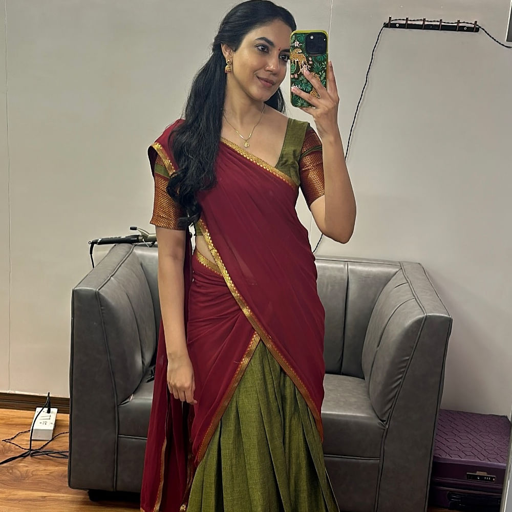 ఈ రెండు సినిమా అంతగా ఆకట్టుకోకపోయినా యావరేజ్ గా మిగిలాయి. ఇప్పుడు ఈ చిన్నది ఓ వెబ్ సిరీస్ తో ప్రేక్షకుల ముందు రానుంది. దేవిక అండ్ డానీ అనే టైటిల్ తో ఈ వెబ్ సిరీస్ రానుంది. ఈ క్రమంలోనే రీతూ వర్మ కొన్ని క్రేజీ ఫోటోలను సోషల్ మీడియాలో పంచుకుంది. ఈ ఫోటోలు నెటిజన్స్ ను కట్టిపడేస్తున్నాయి. 