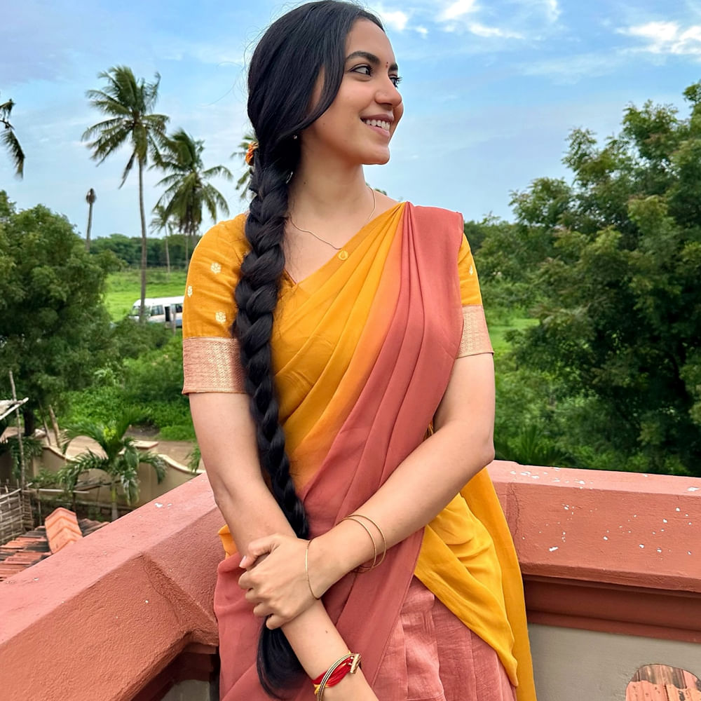 2013లో ప్రేమ ఇష్క్ కాదల్ అనే సినిమాలో హీరోయిన్ గా చేసింది రీతూ వర్మ. ఈ సినిమా ప్రేక్షకులను అంతగా ఆకట్టుకోకపోయినా.. ఈ చిన్నది తన నటనతో మెప్పించింది. ఆతర్వాత నా రాకుమారుడు, ఎవడే సుబ్రహ్మణ్యం సినిమాల్లో హీరోయిన్ గా చేసి ఆకట్టుకుంది. ఇక 2016లో వచ్చిన పెళ్ళిచూపులు సినిమా ఈ బ్యూటీకి మంచి క్రేజ్ తెచ్చిపెట్టింది.