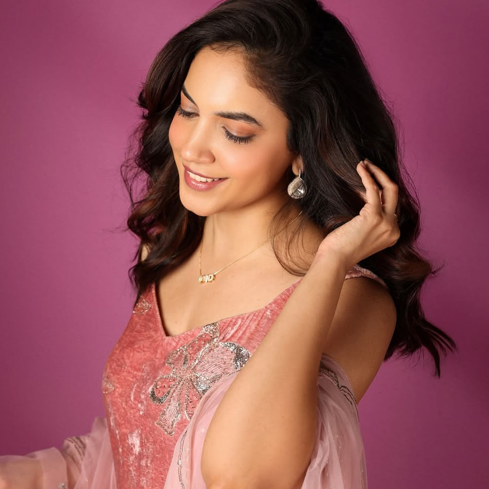  టాలీవుడ్ ఇండస్ట్రీలో అందం, అభినయంతో అడియన్స్ హృదయాలు గెలుచుకున్న హీరోయిన్లలో రీతూవర్మ ఒకరు. అచ్చతెలుగమ్మాయి.. అద్భుతమైన నటనతో ప్రేక్షకులను కట్టిపడేసింది. ఆమె నటించిన సినిమాలన్నీ సూపర్ హిట్టు. 