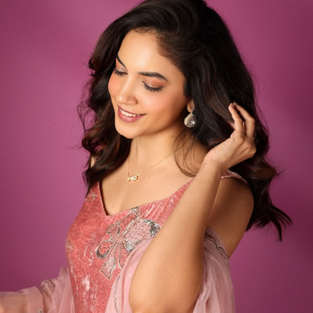  టాలీవుడ్ ఇండస్ట్రీలో అందం, అభినయంతో అడియన్స్ హృదయాలు గెలుచుకున్న హీరోయిన్లలో రీతూవర్మ ఒకరు. అచ్చతెలుగమ్మాయి.. అద్భుతమైన నటనతో ప్రేక్షకులను కట్టిపడేసింది. ఆమె నటించిన సినిమాలన్నీ సూపర్ హిట్టు. 