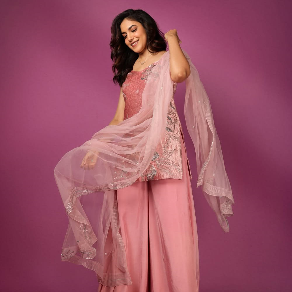 ఇటీవలే మజాకా సినిమాతో మరో విజయాన్ని అందుకున్న ఈ ముద్దుగుమ్మకు తెలుగులో అంతగా ఆఫర్స్ రావడం లేదు. మజాకా సినిమా తర్వాత సైలెంట్ అయ్యింది ఈ అమ్మడు. తాజాగా నెట్టింట షేర్ చేసిన ఫోటోస్ తెగ వైరలవుతున్నాయి. 