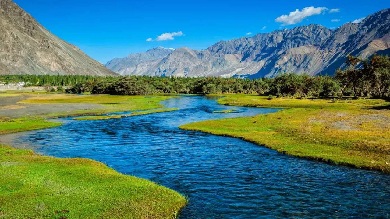 అందువల్లనే నదులు, చెరువుల్లోని నీరు వేసవిలో చల్లగా ఉంటుంది. చలికాలంలో నీరు ఎందుకు గోరువెచ్చగా ఉంటుందంటే.. నీటి ఉష్ణోగ్రత దాని అణువుల వేగంపై ఆధారపడి ఉంటుంది. నీటి అణువులు ఎంత వేగంగా కదిలితే, నీటి ఉష్ణోగ్రత అంత ఎక్కువ ఉంటుంది. అదే నీటి అణువుల వేగం తక్కువగా ఉంటే చల్లగా ఉంటుంది.