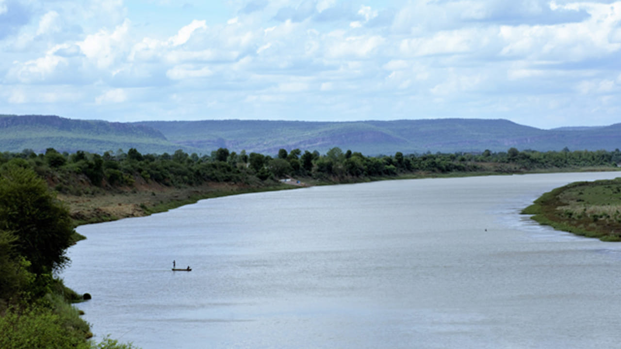 ప్రపంచంలోనే అందమైన, అతి పొడవైన నదుల్లో నైలూ నది ఒకటి. ఇది ఆఫ్రికాలో ఉంది. దీని పొడవు దాదాపు 6,650 కిలోమీటరల్ పొడవు ఉంటుంది.ఇది భారతదేశంలో కూడా అతి పొడవైన నది. ఈ నది చారిత్రక ప్రాముఖ్యత కలిగిన ఈజిప్షియన్ నాగరికత నాటిది. నైలు నది, సూడాన్, ఈజిప్ట్ సహా 11 దేశాల గుండా ప్రవహిస్తూ..మధ్యధరా సముద్రంలో కలుస్తుంది. 