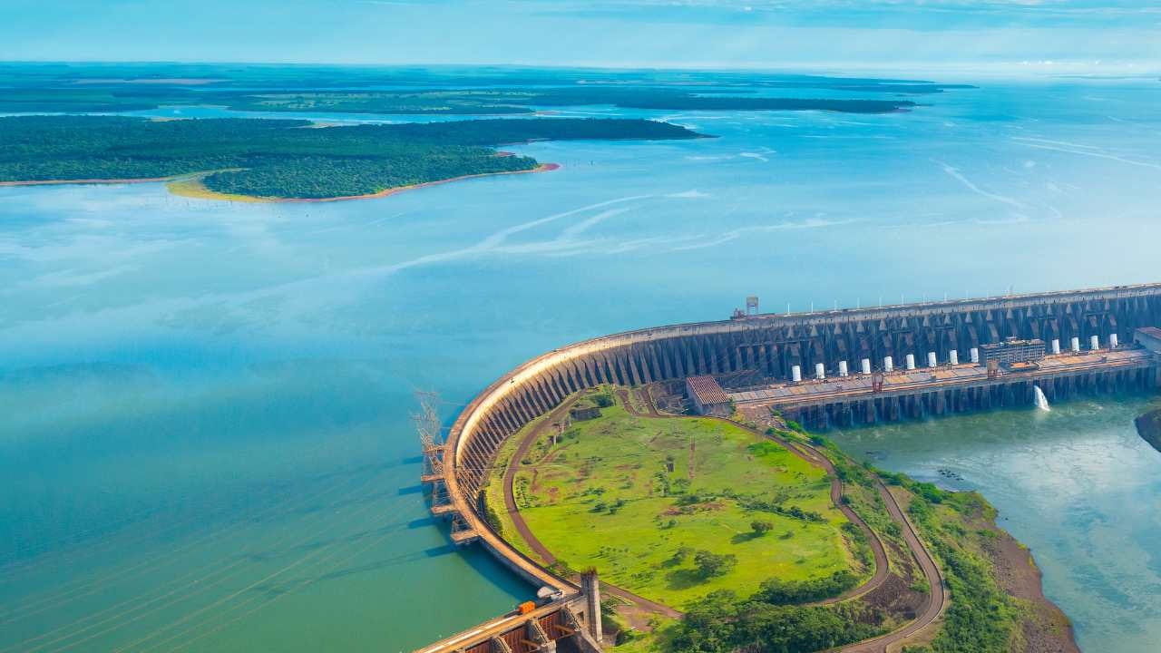 ప్రపంచంలోనే అతి పొడవైన నదుల్లో యెనిసీ నది ఒకటి. ఇది రష్యా,మంగోలియాకు ఎంతో ప్రయోజకరమైన నది.యెనిసీ–బైకాల్–సెలెంగా నదీ వ్యవస్థ దాదాపు 3,487 కిలోమీటర్లు (2,110 మైళ్ళు) పొడవు ఉండి, మంగోలియా నుండి మధ్య సైబీరియా మీదుగా ఆర్కిటిక్ మహాసముద్రం వరకు ప్రవహిస్తుంది.