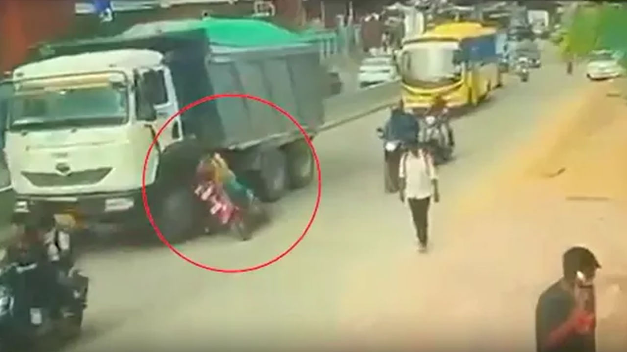 Hyderabad: ఈ కష్టం ఏ తల్లికి రాకూడదు – రెప్పపాటులో నుజ్జునుజ్జుయిన బిడ్డని చూసి ముక్కలయిన హృదయం Hyderabad: ఈ కష్టం ఏ తల్లికి రాకూడదు – రెప్పపాటులో నుజ్జునుజ్జుయిన బిడ్డని చూసి ముక్కలయిన హృదయం