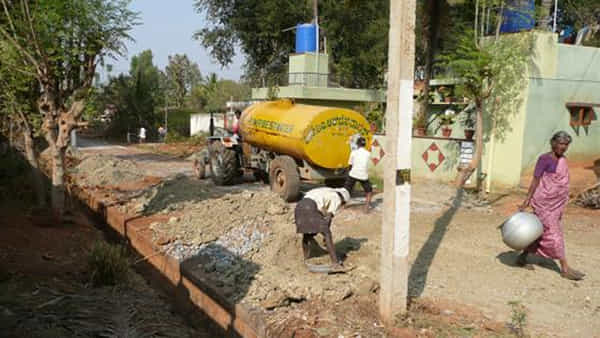 Viral: రోడ్డు నిర్మాణం కోసం తవ్వకాలు జరుపుతుండగా బయటపడిన కలశం.. ఓపెన్ చేసి చూడగా