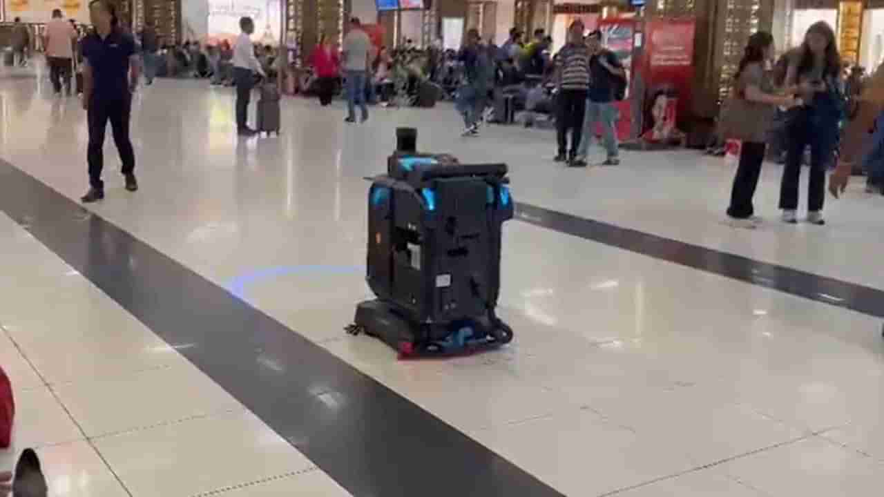 అద్దంలా మెరిపిస్తున్న ఎయిర్ పోర్ట్‌లు..  క్లీనింగ్ డ్యూటీలోకి సరికొత్త స్టాఫ్ వచ్చారు మరి!