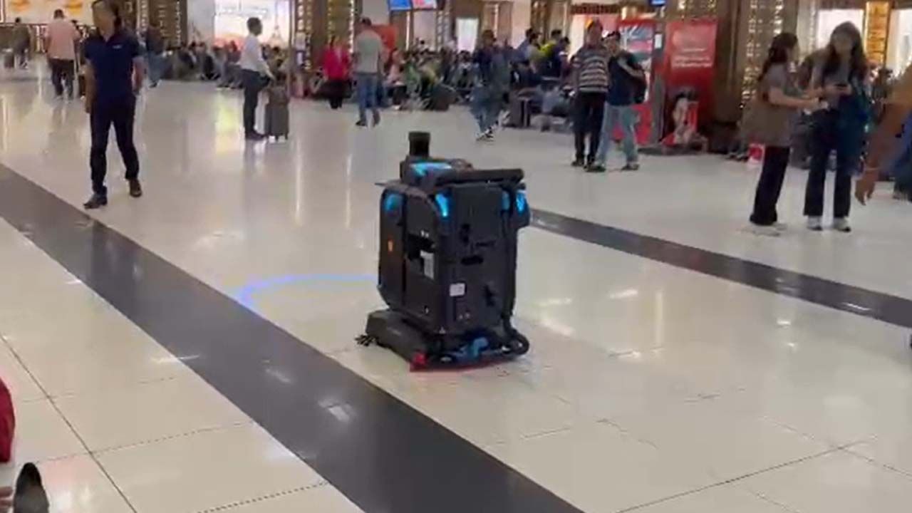 అద్దంలా మెరిపిస్తున్న ఎయిర్ పోర్ట్‌లు..  క్లీనింగ్ డ్యూటీలోకి సరికొత్త స్టాఫ్ వచ్చారు మరి!