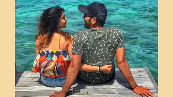 ఐస్క్రీమ్ పేరుతో బయటకు.. కట్చేస్తే.. మైదానం మధ్యలో కారు ఆపి ప్రపోజ్.. రోహిత్ లవ్స్టోరీ అదుర్స్