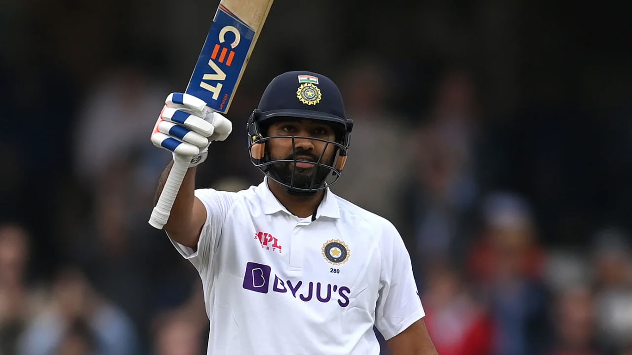 మొట్టమెదటగా అంతర్జాతీయ క్రికెట్‌కు గుడ్‌బై చెప్పిన ఆటగాడు భారత స్టార్ ప్లేయర్ రోహిత్ శర్మ. రోహిత్ శర్మ గత మే 7న టెస్ట్ క్రికెట్ నుంచి తప్పుకుంటున్నట్టు ప్రకటించి అందరినీ ఆశ్చర్య పరిచాడు. ఇప్పటికే టీ20 అంతర్జాతీయ క్రికెట్‌కు వీడ్కోలు పలికిన హిట్ మ్యాన్ ఇకపై వన్డే క్రికెట్‌లో మాత్రమే టీం ఇండియాకు ప్రాతినిధ్యం వహించనున్నాడు.
