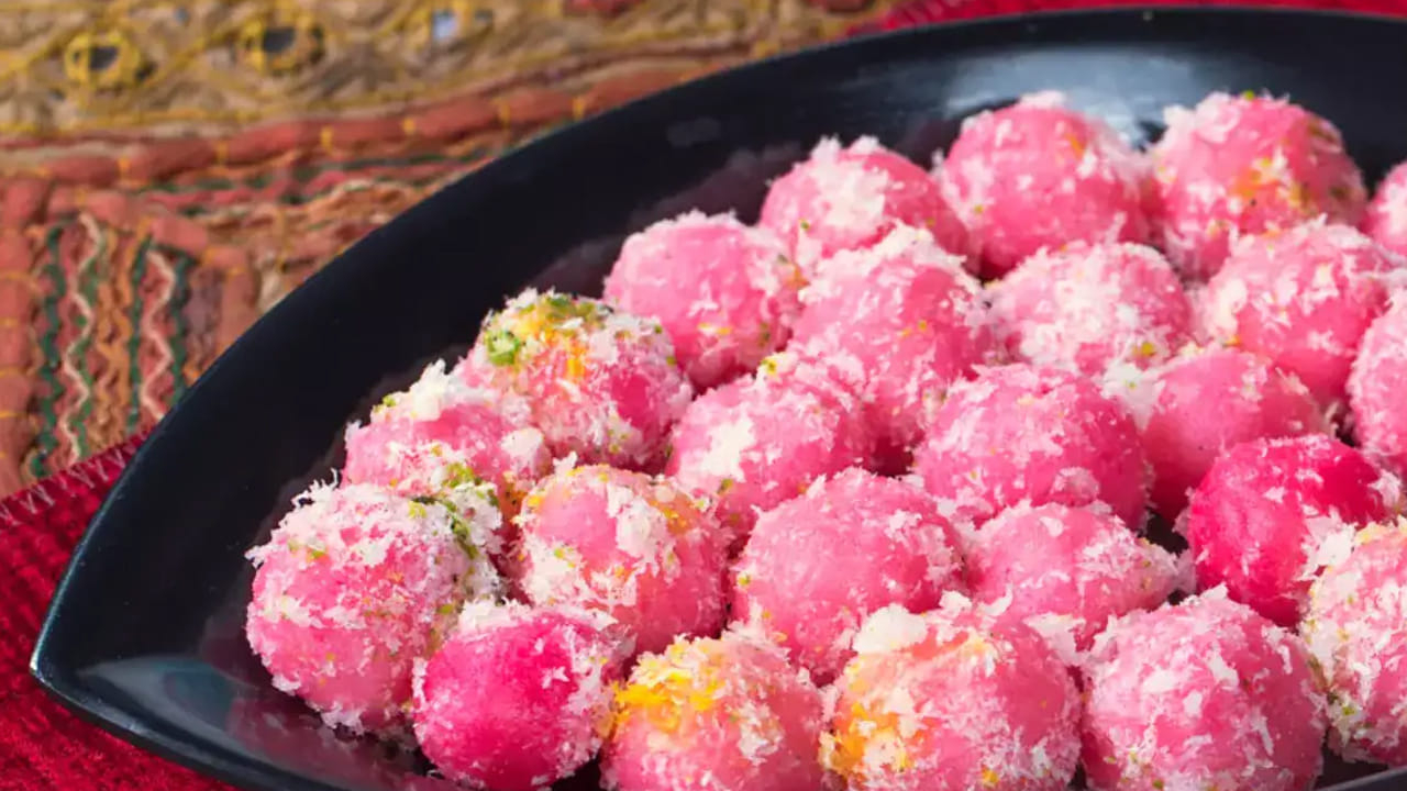 అంతే ఈ రోజ్ కొబ్బరి లడ్డు మీ పిల్లల స్నాక్స్ కోసం మంచి ఎంపిక. అలాగే మీ ఇంట్లో ఏదైన ఫంక్షన్ అయినప్పుడు కూడా వీటిని తాయారు చేసుకోవచ్చు. దీంతో పాటు పండగల సమయంలో దేవునికి నైవేద్యం కోసం కూడా చేసుకోవచ్చు.