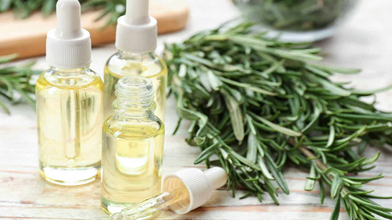 రోజ్మేరీ నూనెలో యాంటీఆక్సిడెంట్లు ఉంటాయి. ఇవి చర్మాన్ని కాలుష్యం, దుమ్ము నుండి రక్షిస్తాయి. ఇవి ముఖంపై గీతలు, మచ్చలను దూరం చేస్తాయి. మీ ముఖం మీద మొటిమలు ఉంటే రోజ్మేరీ ఆయిల్ మీకు ప్రయోజనకరంగా ఉంటుంది. ఇది మీ ముఖ రంధ్రాలను శుభ్రపరుస్తుంది. ముఖం మీద మొటిమలను నివారిస్తుంది.