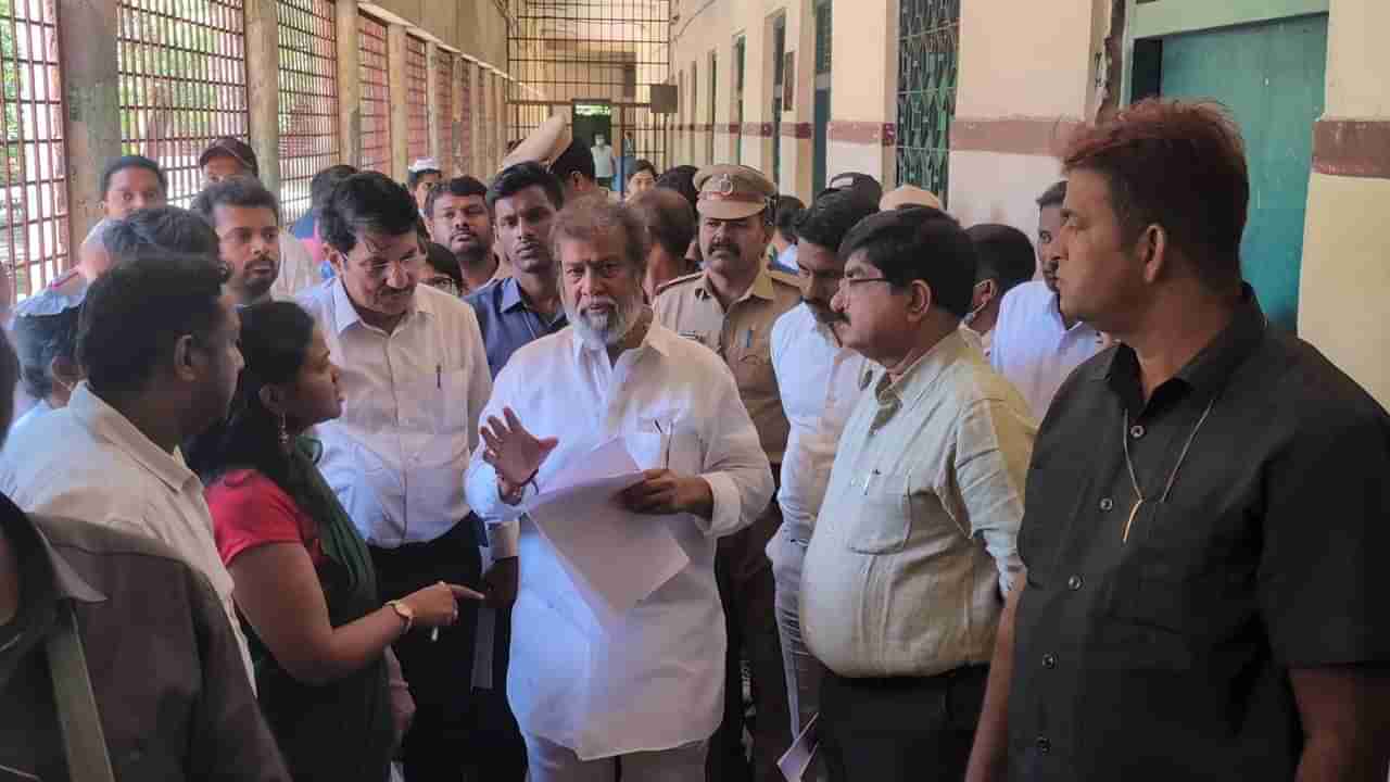 ఎర్రగడ్డ ఆస్పత్రిలో ఫుడ్‌ పాయిజన్‌పై రేవంత్ సర్కార్ ఆగ్రహం.. కీలక అధికారి సస్పెన్షన్‌