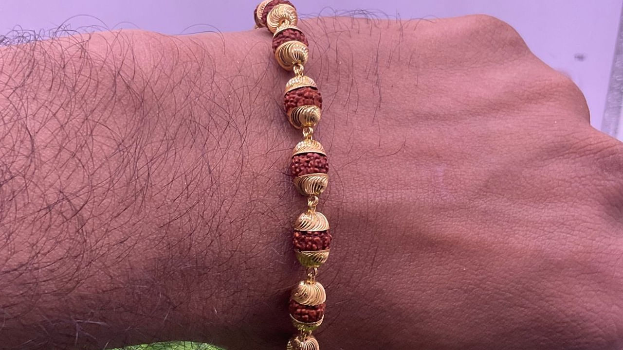 వైద్య వృత్తి: వైద్య వృత్తిలో విజయం సాధించడానికి త్రి ముఖి, నాలుగు ముఖాలు, 09 ముఖి, 10 ముఖి, 11 ముఖి రుద్రాక్షలను ధరించాలి. జ్యోతిషశాస్త్రం ప్రకారం ఈ రుద్రాక్షలన్నీ వైద్యులకు, వైద్య రంగానికి సంబంధించిన వ్యక్తులకు చాలా పవిత్రమైనవిగా పరిగణించబడతాయి.
